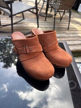 UGG Womens Leather Mule Clogs With Buckle Strap Size 7 Chestnut Brown Stylish &